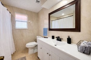 Jetted bath, hair dryer, towels, soap - Sleeps 11• Havendale Retreat•World Cup Stay (Houston)