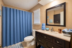 Jetted bath, hair dryer, towels, soap - Sleeps 11• Havendale Retreat•World Cup Stay (Houston)