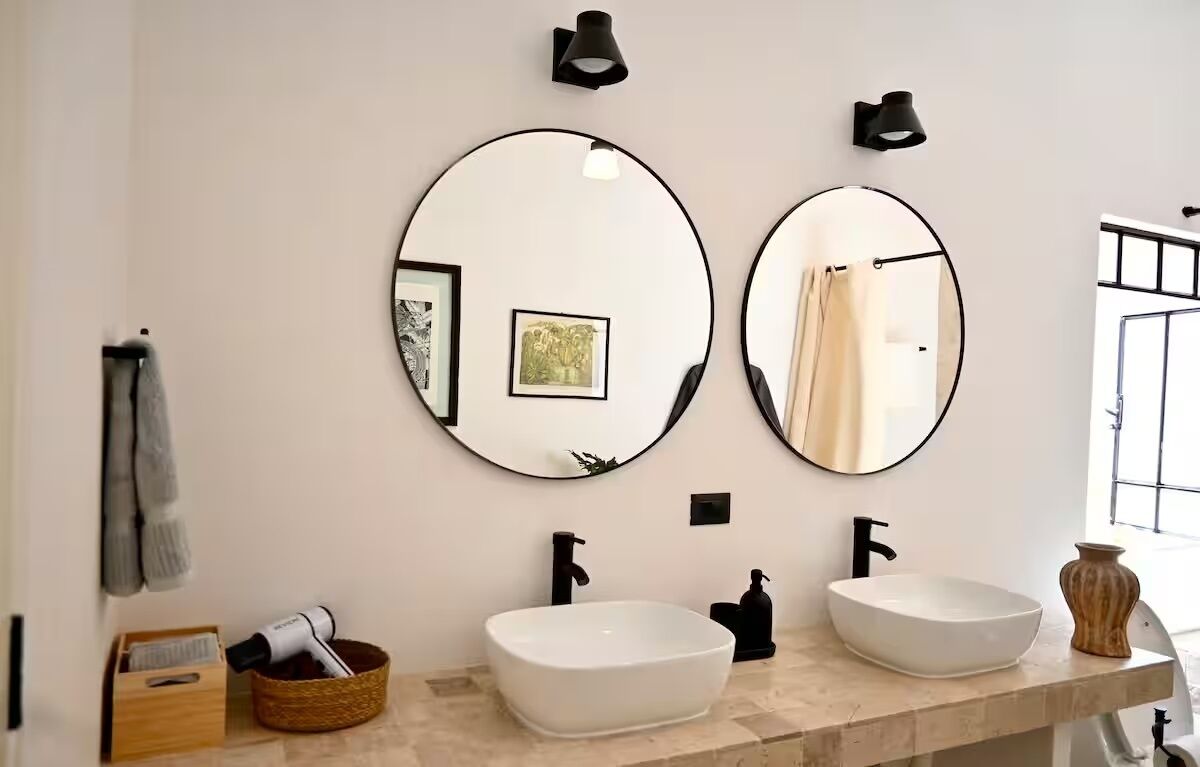 Ducha, secador de pelo, toallas, jabón
