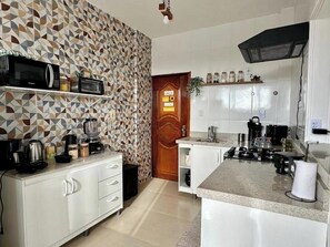 Private kitchen - Cozy 2-bedroom apartment, next to the Hangar and City Park. (Belém)