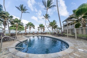 Pool - Oceanfront Two-Bedroom Condo, Steps from the Sand and Pool (Kapaʻa)