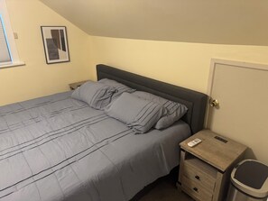 Room - Cute as Hell!
2-bedroom building in adorable North Tacoma with cool AC comfort! (Tacoma)