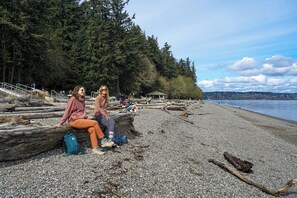 Beach - Cute as Hell!
2-bedroom building in adorable North Tacoma with cool AC comfort! (Tacoma)