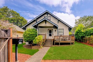 Exterior - Cute as Hell!
2-bedroom building in adorable North Tacoma with cool AC comfort! (Tacoma)