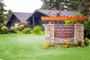 Property grounds - Cute as Hell!
2-bedroom building in adorable North Tacoma with cool AC comfort! (Tacoma)