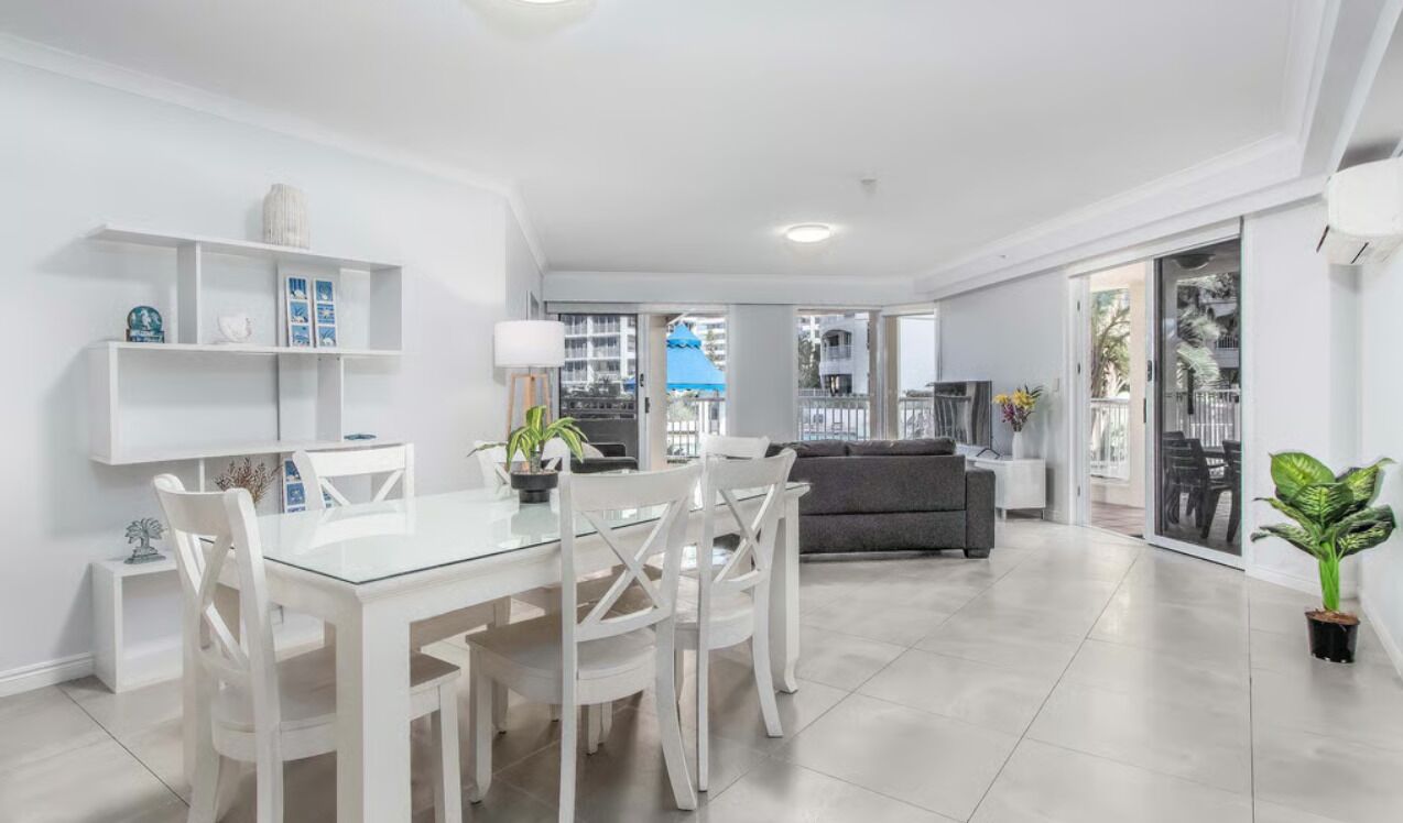 Căn hộ, ban công, quang cảnh hồ bơi | Nội thất