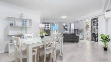 Apartment, Balcony, Pool View | Bahagian dalam