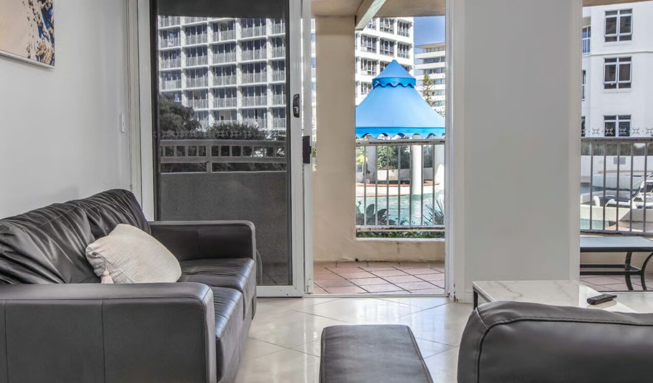 Căn hộ, ban công, quang cảnh hồ bơi | Khu phòng khách