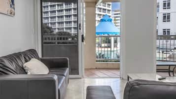 Apartment, Balcony, Pool View | Ruang tamu