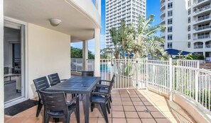 Apartamento, balcón, vistas a la piscina | Restaurante al aire libre