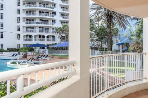 Appartement, balcon, vue sur la piscine | Terrain de l’hébergement
