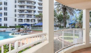 Huoneisto, parveke, näköala uima-altaalle | Ulkoalueet