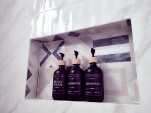 Dusche, Handtücher, Seife, Toilettenpapier
