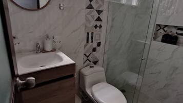 Doccia, asciugamani, sapone, carta igienica