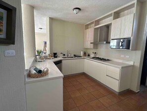 Fridge, microwave, oven, coffee/tea maker - Nifla Costa del Sol house (la  paz)