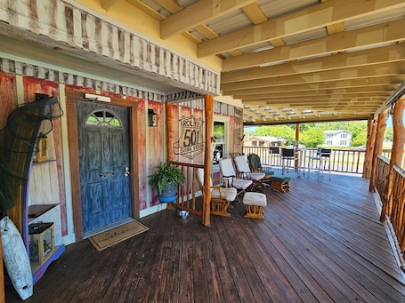 Terrace/patio. Pleasant Vistas and Convenience