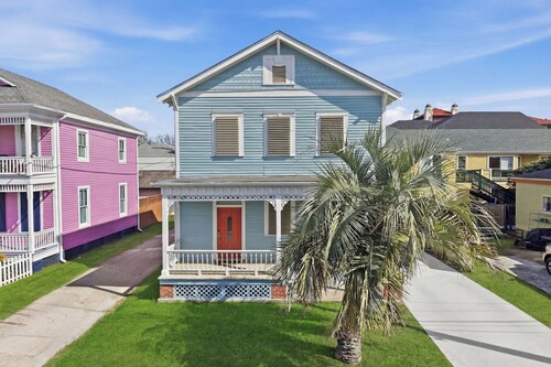 Walk to Beach, 3 blocks to Pleasure Pier, sleeps 8-10