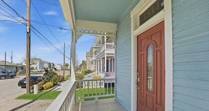 Walk to Beach, 3 blocks to Pleasure Pier, sleeps 8-10