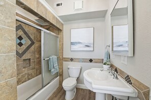 Shower, hair dryer, towels, soap - Sleeps 10, Walk to the Beach and Pleasure Pier in Charming Historic Home (Galveston)
