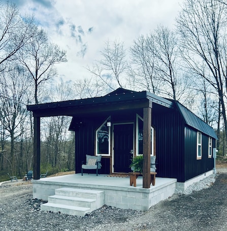 Exterior. Kate’s Cottage
cozy 1-bedroom cottage nestled in the woods