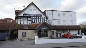 A building with a sign reading 'SPYGLASS & KETTLE' and a 'Welcome' sign. - Spy Glass & Kettle Hotel (Bournemouth)