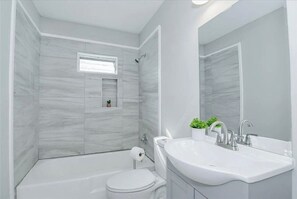 Hair dryer, towels, soap, toilet paper - Blue Bungalow! Wonderful 4-bedroom house in charming Augusta (Augusta)