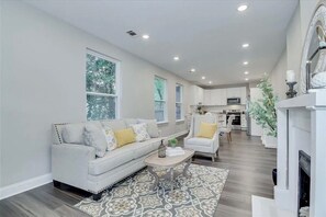 Living area - Blue Bungalow! Wonderful 4-bedroom house in charming Augusta (Augusta)