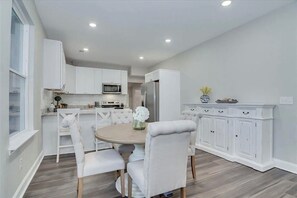 Dining - Blue Bungalow! Wonderful 4-bedroom house in charming Augusta (Augusta)