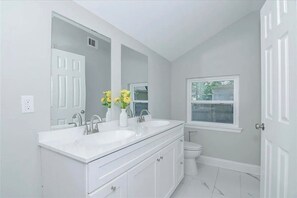 Bathroom - Blue Bungalow! Wonderful 4-bedroom house in charming Augusta (Augusta)