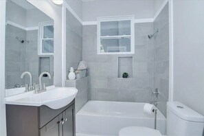 Hair dryer, towels, soap, toilet paper - Blue Bungalow! Wonderful 4-bedroom house in charming Augusta (Augusta)