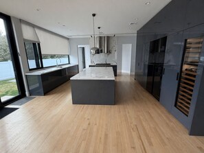 Private kitchen - 5-bedroom house with Pool, Sauna, and more. 15 Minutes from the Wild Cup! (Englewood Cliffs)