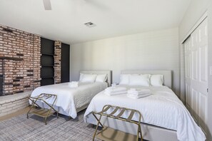 3 bedrooms, iron/ironing board, WiFi, bed sheets - The Oasis - Minutes to Strip - Pool - Sleeps 12+ (Las Vegas)