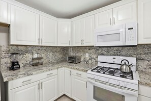 Private kitchen - The Oasis - Minutes to Strip - Pool - Sleeps 12+ (Las Vegas)