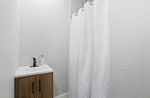 Hair dryer, towels, soap, toilet paper - The Oasis - Minutes to Strip - Pool - Sleeps 12+ (Las Vegas)