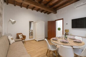 Living area - New Listing! Vicolo della Palomba 2 Bed Flat near Piazza Navona (Roma)