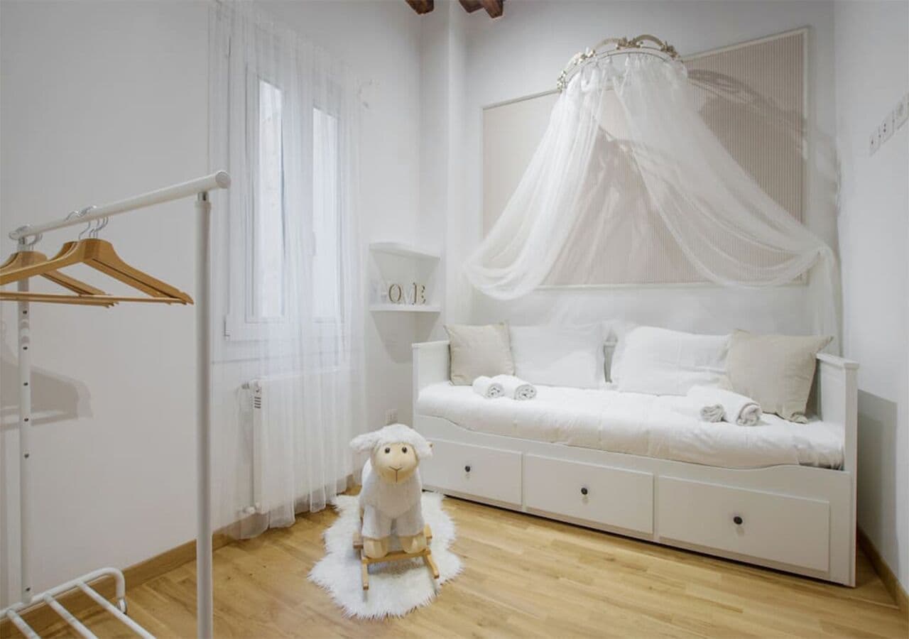 2 habitaciones, tabla de planchar con plancha, internet y ropa de cama 