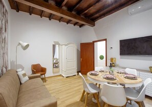 Living area - New Listing! Vicolo della Palomba 2 Bed Flat near Piazza Navona (Roma)