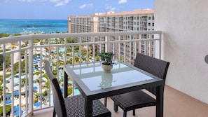 Outdoor dining - Oceanview-Relaxing 2-bedroom resort. River pool. Walk to restaurants. (Noord)