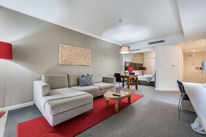 TV - Resort Style City View w/ King Bed, Pool, Balcony (Darwin City)
