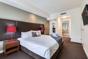 1 bedroom, desk, iron/ironing board, travel cot - Resort Style City View w/ King Bed, Pool, Balcony (Darwin City)
