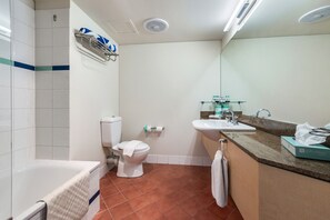 Hair dryer, towels - Darwin Discovery King Studio and Pool (Darwin City)