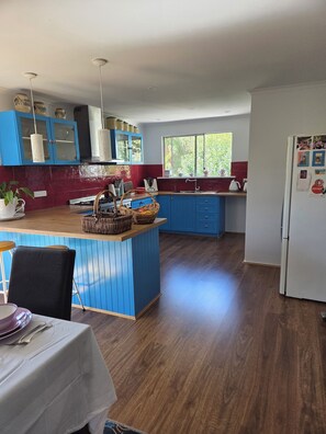 Private kitchen - Debs Place Room 2. Peaceful cosy room with your own entrance. (Denmark)