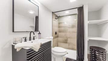 Secadora de cabello, toallas, jabón, papel de baño