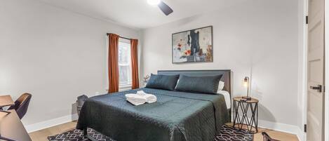 3 habitaciones, escritorio, tabla de planchar con plancha y wifi gratis