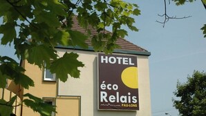 Placa de hotel com o nome 'éco Relais' e a localização 'PAU-LONS'.