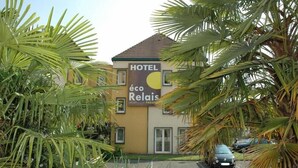 Um edifício de hotel com uma placa que diz 'HOTEL éco Relais PAUL-LUC'.