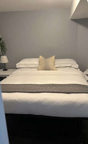 4 bedrooms, iron/ironing board, WiFi, bed sheets - Charming 4BR Escape | On-Site Parking | Private Garden (Windsor)