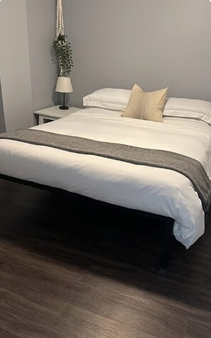 4 bedrooms, iron/ironing board, WiFi, bed sheets - Charming 4BR Escape | On-Site Parking | Private Garden (Windsor)