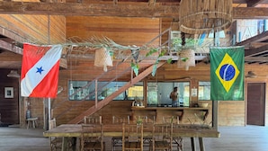Un intérieur en bois avec un escalier, un coin bar et deux drapeaux.