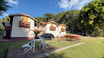 Quarto casal ou duplo família, vista para a montanha | Opções para refeição ao ar livre